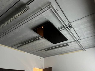 Verwarmingspaneel op industriële plafond